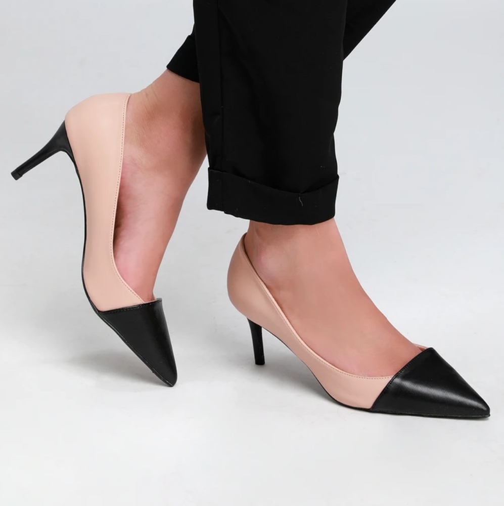 Lulus Brinley Nude and Black Pumps